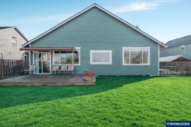 437 N 8th Pl, Carlton, OR 97111