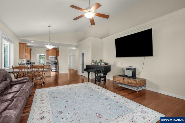 437 N 8th Pl, Carlton, OR 97111