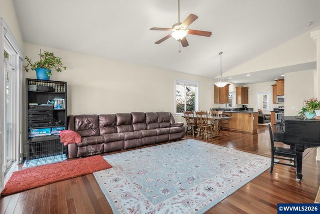 437 N 8th Pl, Carlton, OR 97111