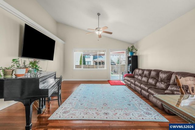 437 N 8th Pl, Carlton, OR 97111