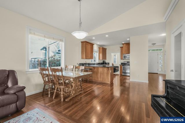 437 N 8th Pl, Carlton, OR 97111