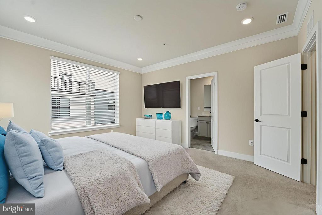 Image 22 of property listing at 4341 LAPLATA AVE, Baltimore, MD 21211