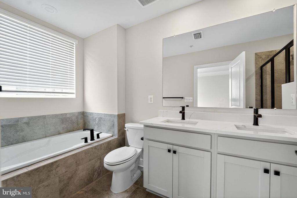Image 34 of property listing at 4341 LAPLATA AVE, Baltimore, MD 21211