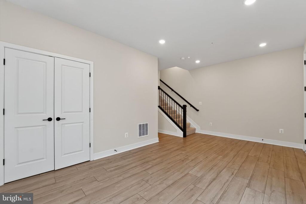 Image 6 of property listing at 4341 LAPLATA AVE, Baltimore, MD 21211