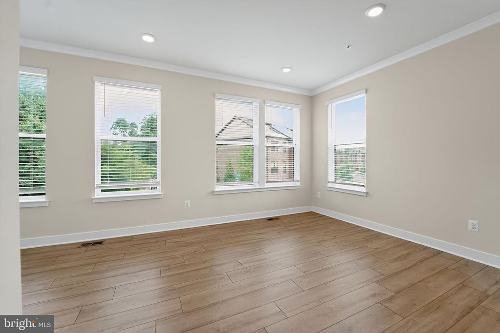Image 7 of property listing at 4341 LAPLATA AVE, Baltimore, MD 21211
