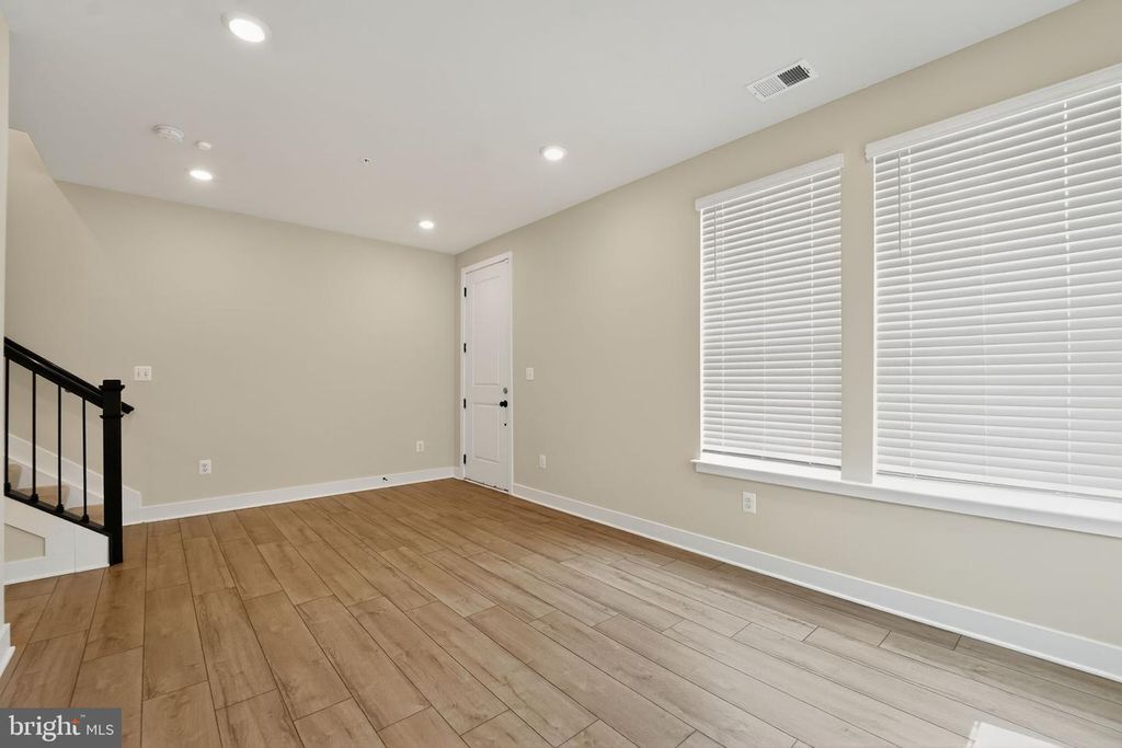 Image 8 of property listing at 4341 LAPLATA AVE, Baltimore, MD 21211