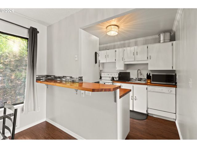 7736 Sw BARNES Rd B, Portland, OR 97225