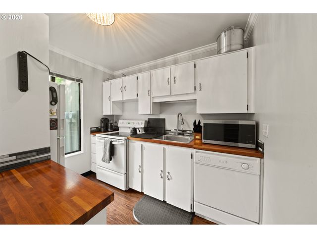 7736 Sw BARNES Rd B, Portland, OR 97225