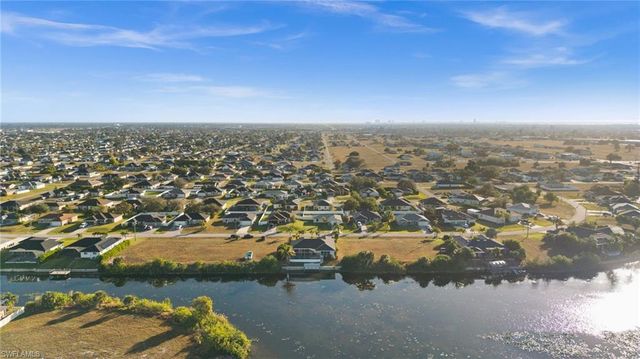 828 NE 6th AVE, Cape Coral, FL 33909