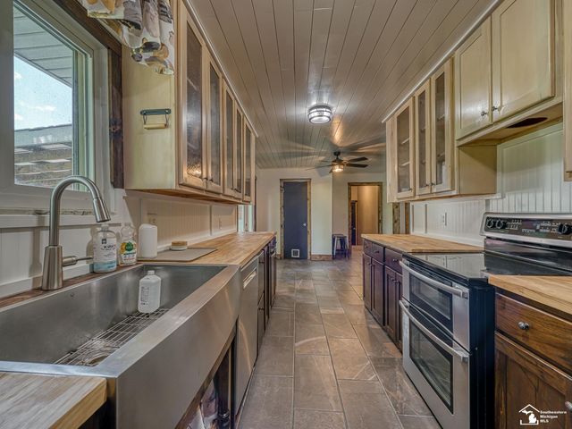 10937 Armstrong Road, South Rockwood, MI 48179