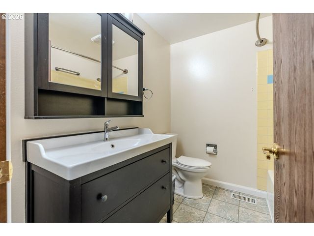 13364 EASTBORNE Dr, Oregon City, OR 97045