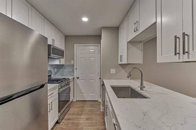 88 W White Willow Circle, The Woodlands, TX 77381