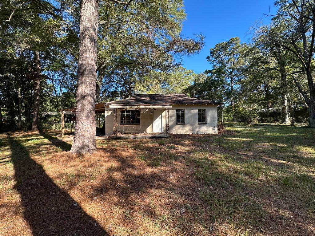 406 Bay Ave., Columbia, MS 39429