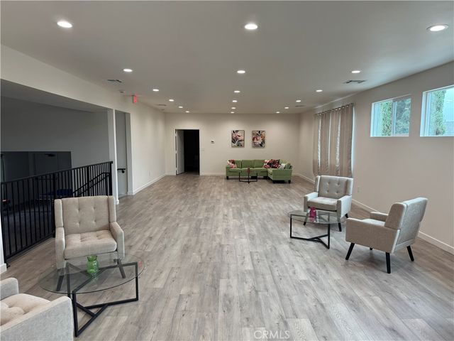 12830 Burbank 305, Valley Village, CA 91607
