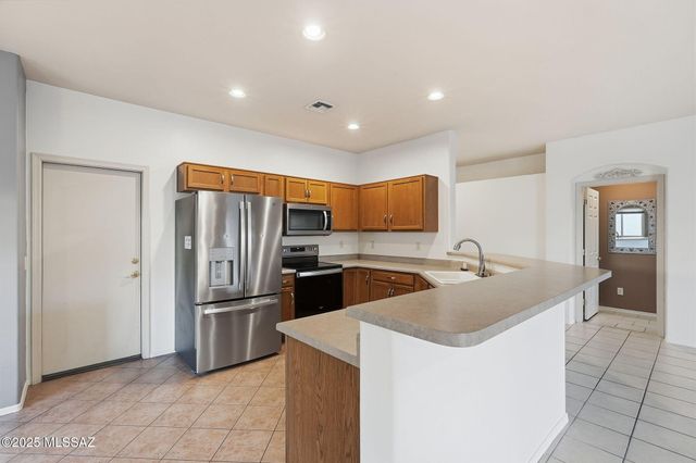 37 E Calle Trona, Green Valley, AZ 85614