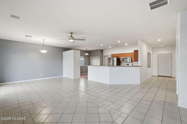 37 E Calle Trona, Green Valley, AZ 85614