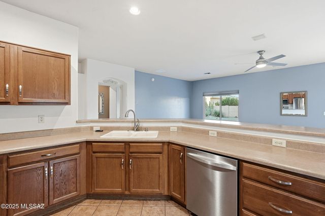 37 E Calle Trona, Green Valley, AZ 85614