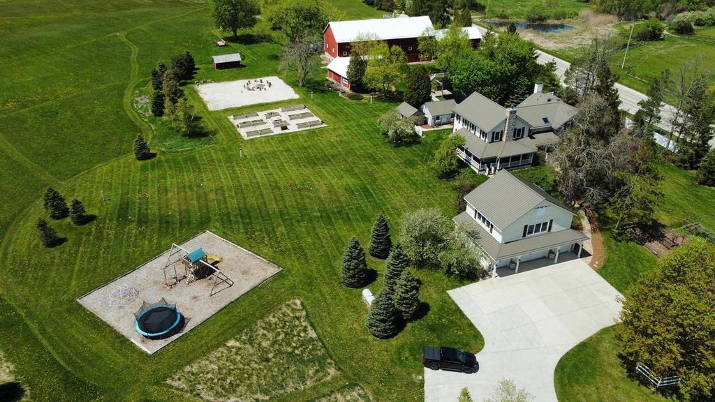 2237 Washington AVENUE, Cedarburg, WI 53012