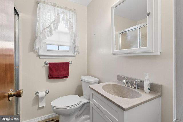 4 OVERINGTON AVE, Marlton, NJ 08053