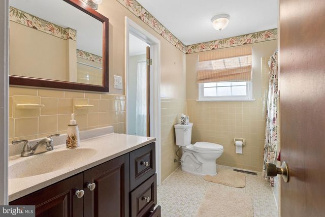 4 OVERINGTON AVE, Marlton, NJ 08053