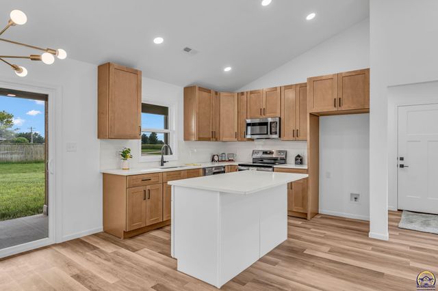 1929 NW Waldo Way, Topeka, KS 66608