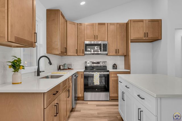 1929 NW Waldo Way, Topeka, KS 66608