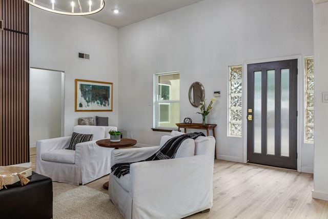 6425 Guadalupe Place NW, Los Ranchos, NM 87107
