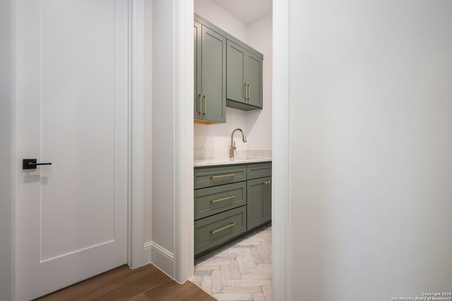 333 OGDEN LN, San Antonio, TX 78209