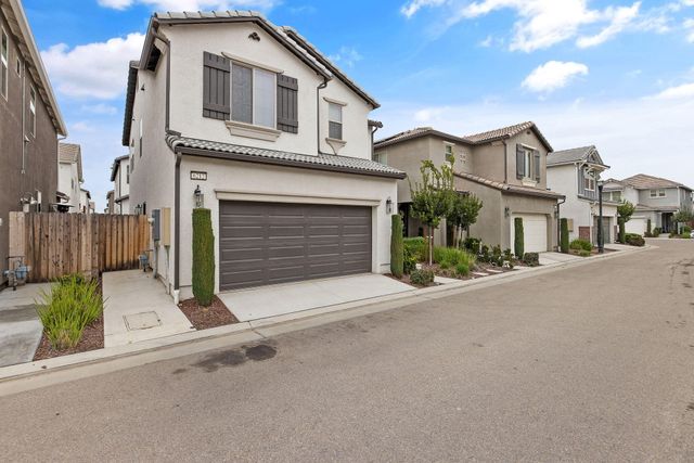 6212 E Bibi Drive, Fresno, CA 93727