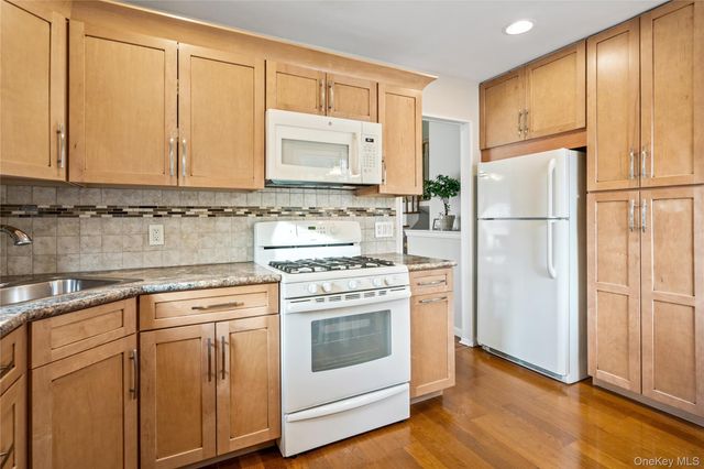 246 W 10th Street, Deer Park, NY 11729