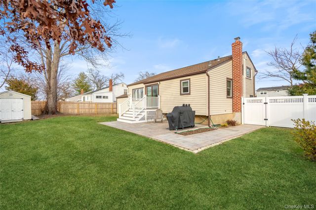 246 W 10th Street, Deer Park, NY 11729