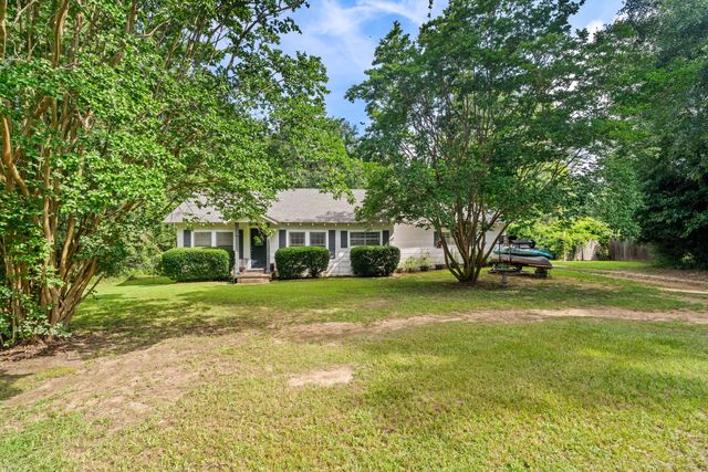 109 Corinth Rd., Petal, MS 39465