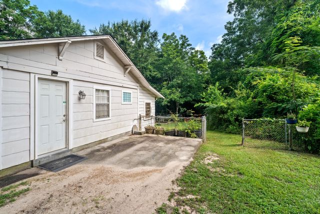 109 Corinth Rd., Petal, MS 39465