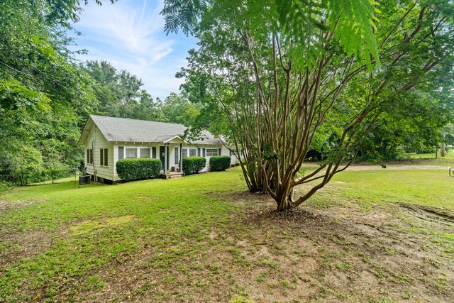 109 Corinth Rd., Petal, MS 39465