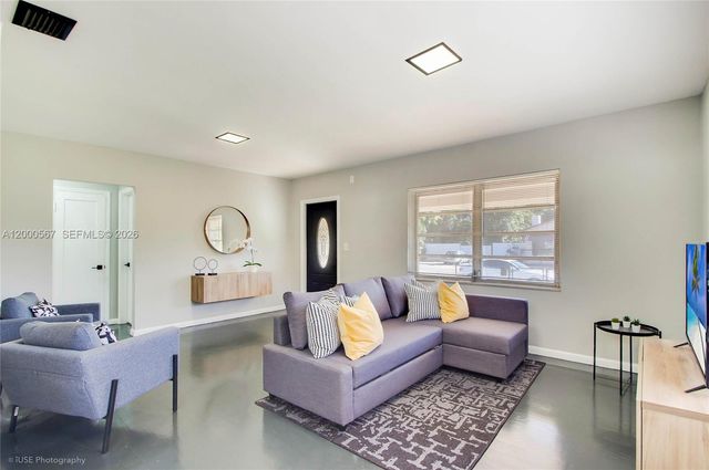 755 NW 43rd St ., Miami, FL 33127