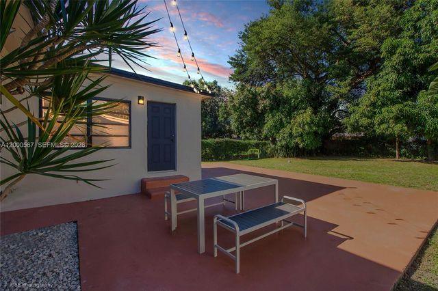 755 NW 43rd St ., Miami, FL 33127