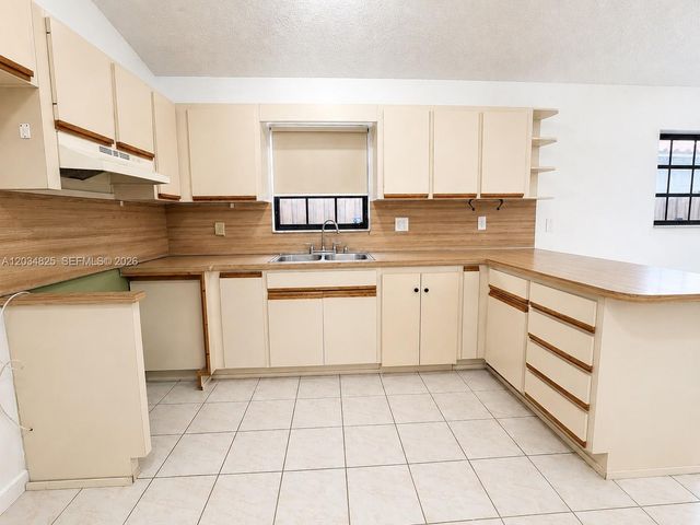 2485 W 70th Pl, Hialeah, FL 33016