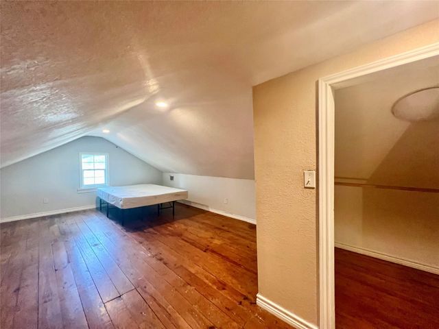 217 13th Avenue N, Texas City, TX 77590
