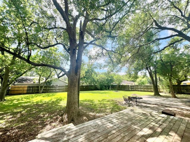 217 13th Avenue N, Texas City, TX 77590