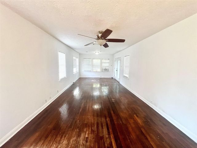 217 13th Avenue N, Texas City, TX 77590