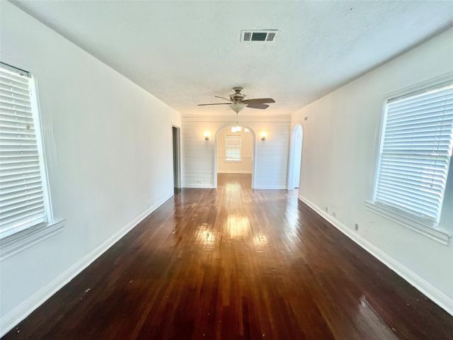 217 13th Avenue N, Texas City, TX 77590