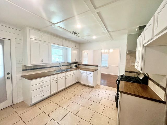 217 13th Avenue N, Texas City, TX 77590