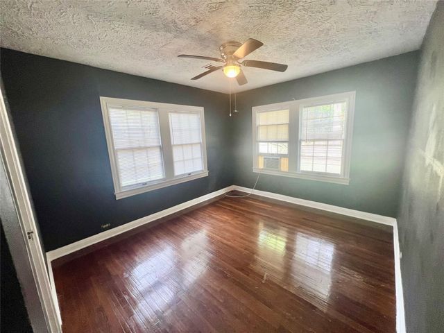 217 13th Avenue N, Texas City, TX 77590