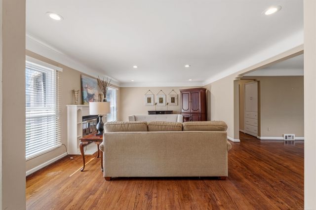 1040 N Renaud Road, Grosse Pointe Woods, MI 48236