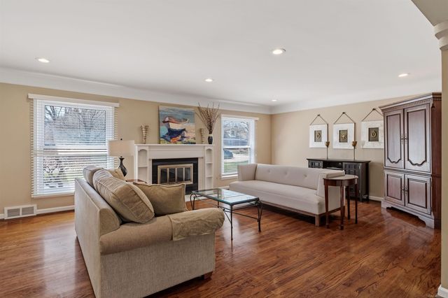 1040 N Renaud Road, Grosse Pointe Woods, MI 48236