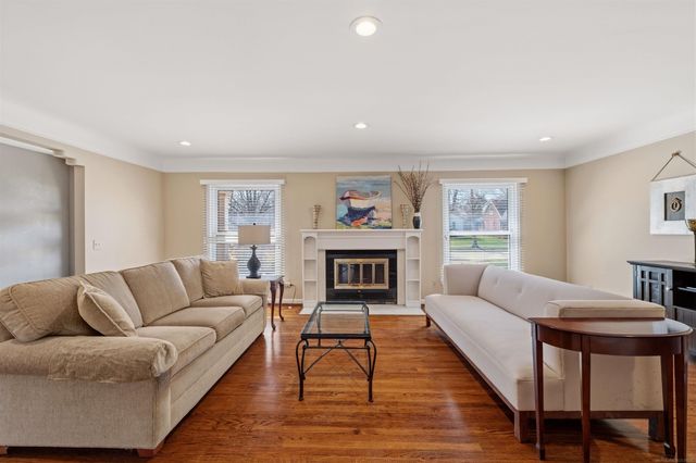 1040 N Renaud Road, Grosse Pointe Woods, MI 48236