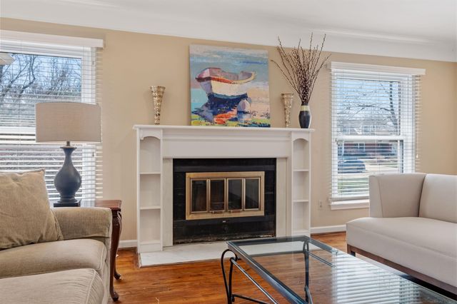 1040 N Renaud Road, Grosse Pointe Woods, MI 48236