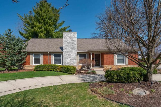 1040 N Renaud Road, Grosse Pointe Woods, MI 48236