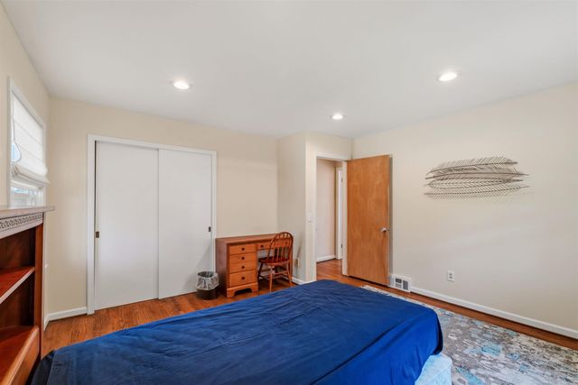 1040 N Renaud Road, Grosse Pointe Woods, MI 48236