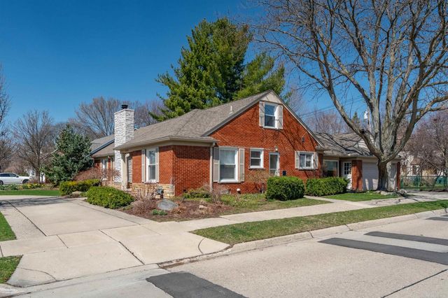 1040 N Renaud Road, Grosse Pointe Woods, MI 48236